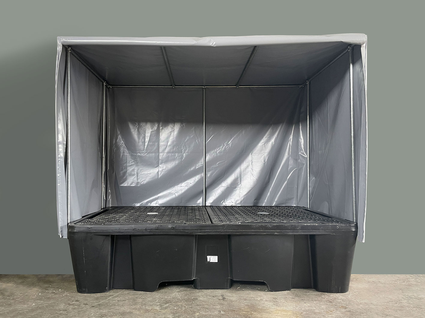 Schutz für 2 IBC-Container inkl. Auffangwanne für provisorische Dosieranlage während der Bauphase