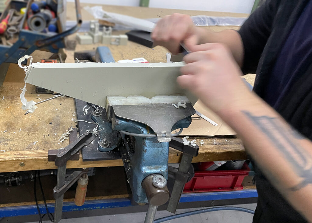 Kunststoff Bearbeitung, Entgraten, Kantenverrunden und Polieren