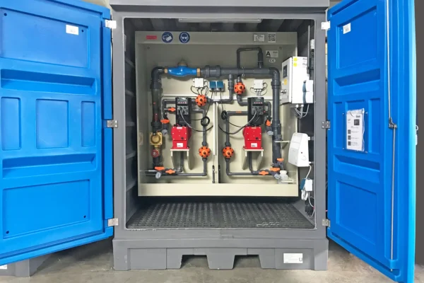Chemikalien-Dosieranlage im Schrank mit Steuerung