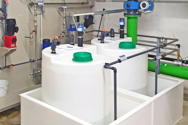 Dosierbehälter mit Auffangwannen, Chemikalien-Tankanlage im Industrie-Betrieb